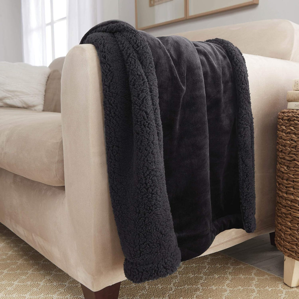 Sherpa Throw Blanket Super Soft Reversible Ultra Luxurious Plush Blanket, 50 X 60 Inches, Black/Black